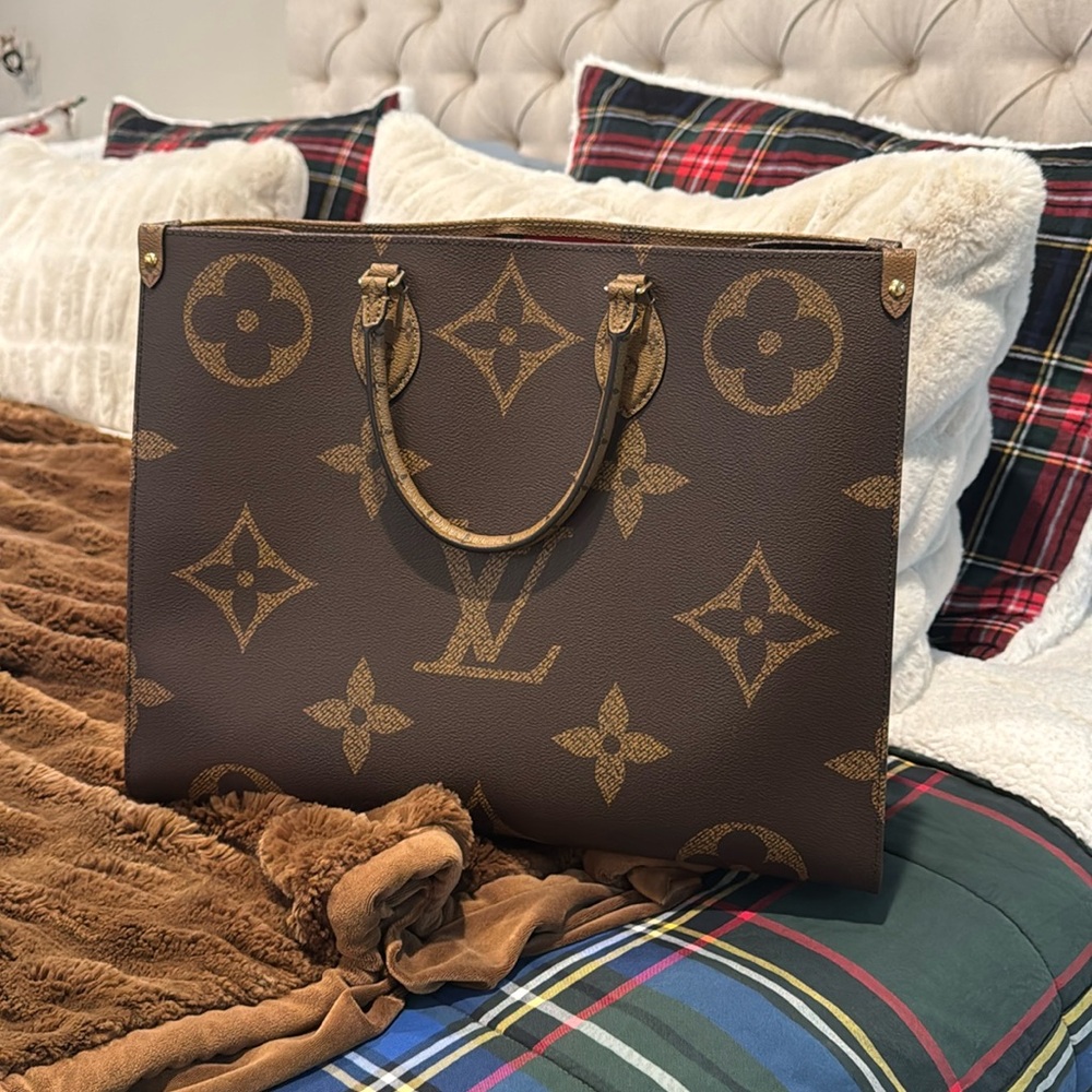 New. Never carried. Comes w dust bag and box.